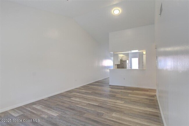 Building Photo - 1051 Country Club Dr