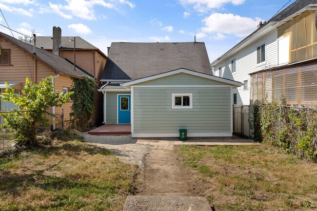 Building Photo - 174 Grove Ave