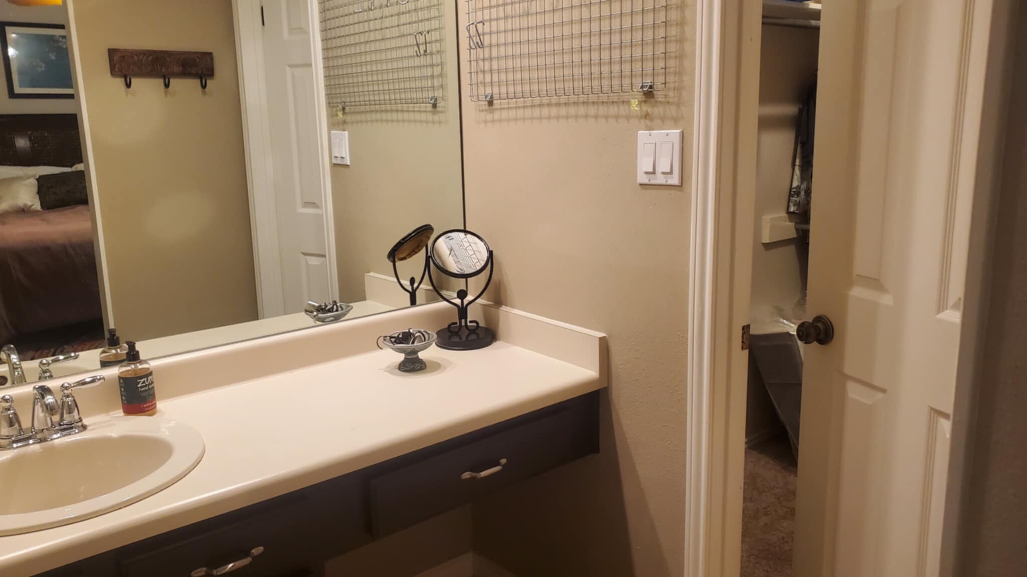 Private vanity & walk-in closet - 12114 Lemon Blossom