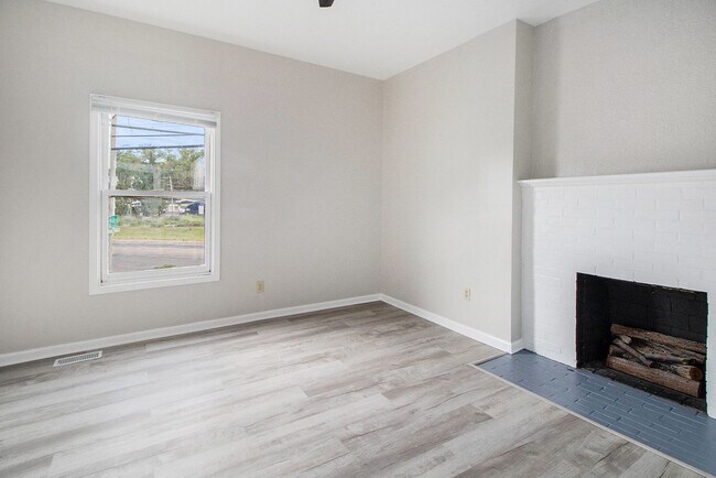 Building Photo - $799 Chic & Renovated 1BR with Style- Ask ...