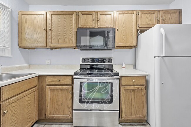 Building Photo - Rare 3-bedroom main-level duplex now available! .