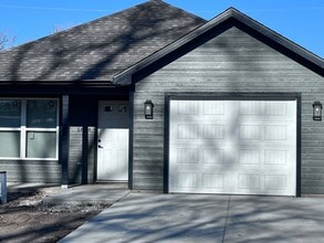 Building Photo - 1612 Green Valley Cir