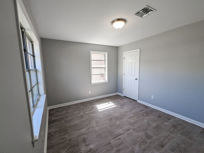 Building Photo - 4012 Stuart Ave
