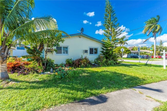 Building Photo - 137 NE 1st Ct