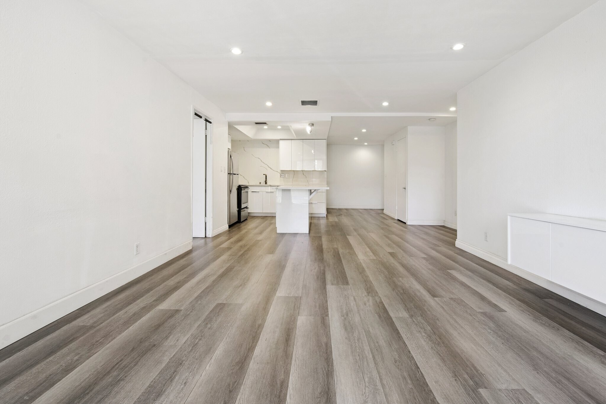 Building Photo - 321 S San Vicente Blvd