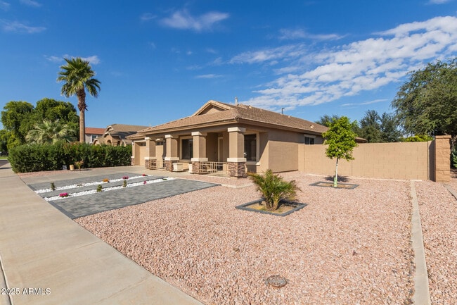 Building Photo - 3888 E Bancroft Ct