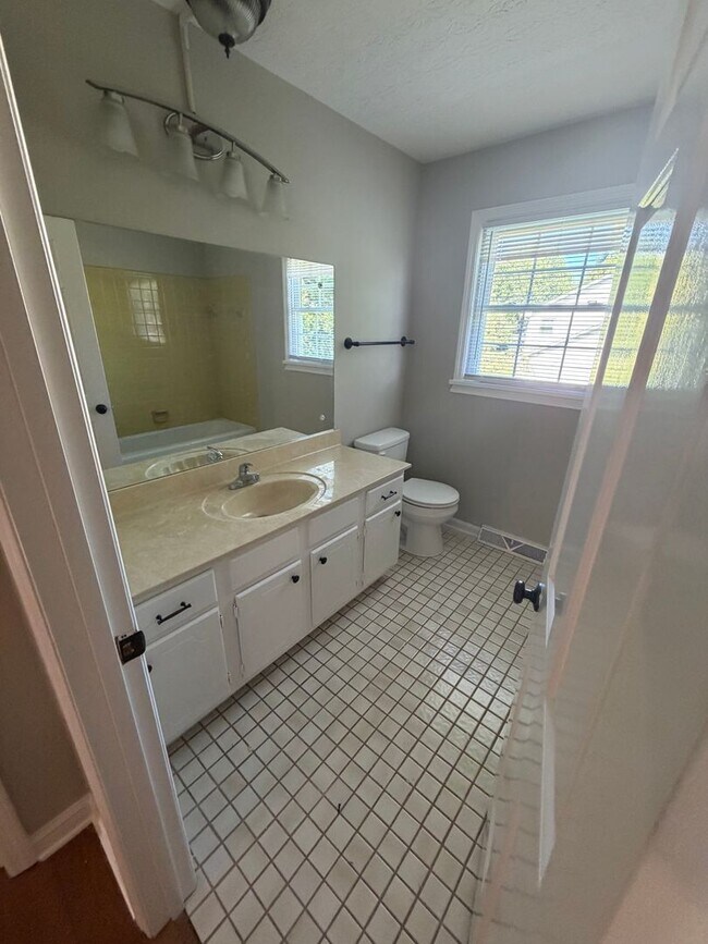 Building Photo - 3 Bedroom 3 Bathroom For Rent