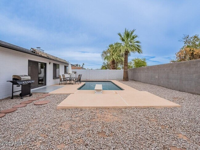 Building Photo - 5817 S Siesta Ln