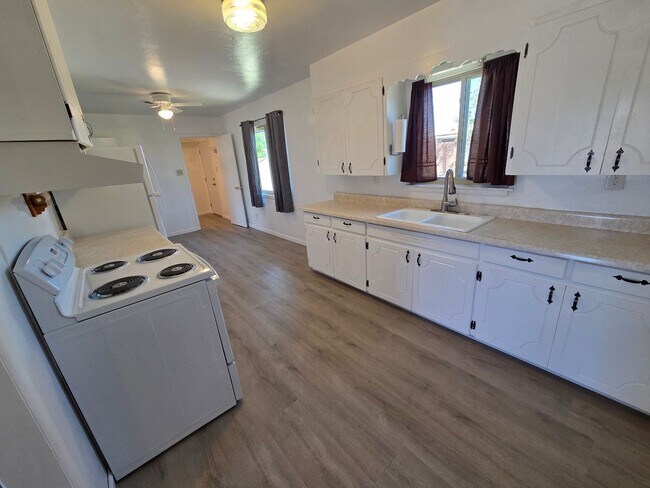 Building Photo - 3 or 4 Bedroom Home For Rent with New Refrigerated Air