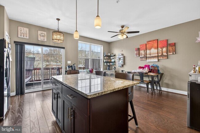 Building Photo - 806 Maury Ave