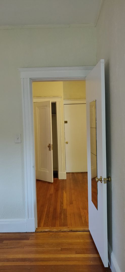 Building Photo - No brokers Fee, No Security Deposit, Eleva...