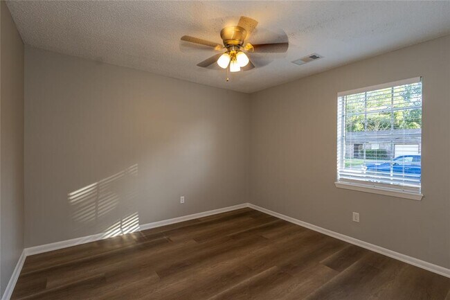 Building Photo - 4620 Glen Oaks Cir