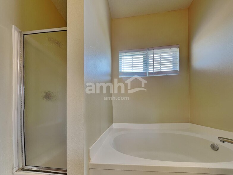 Building Photo - 9931 Lakefield Ln