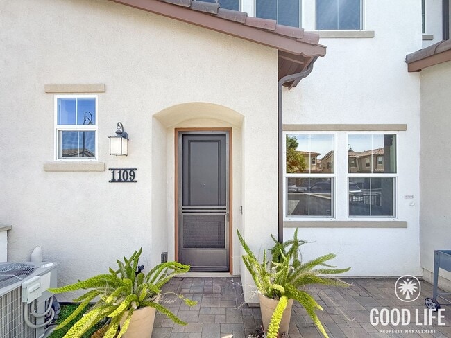 Building Photo - Bright 3BD/2.5BA Townhouse in Vista with Community Pool, In-Unit Laundry & 2-Car Garage