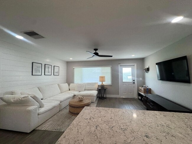 Building Photo - 108 SW 9th St