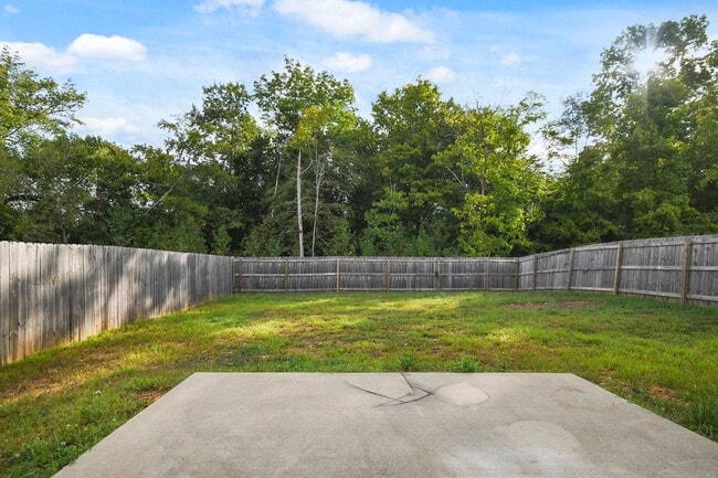Building Photo - Pet Friendly Three Bedroom!