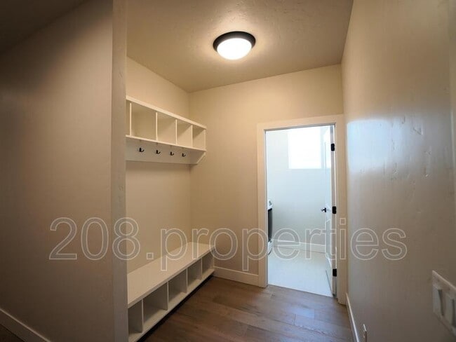 Building Photo - 3045 S Honeycomb Way