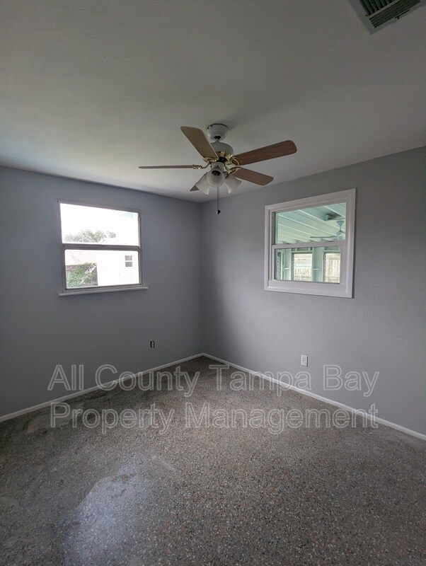 Building Photo - 6021 W Hanna Ave