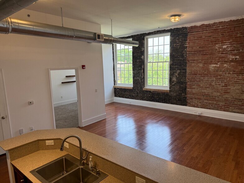 Building Photo - 130 E Glenwood Ave