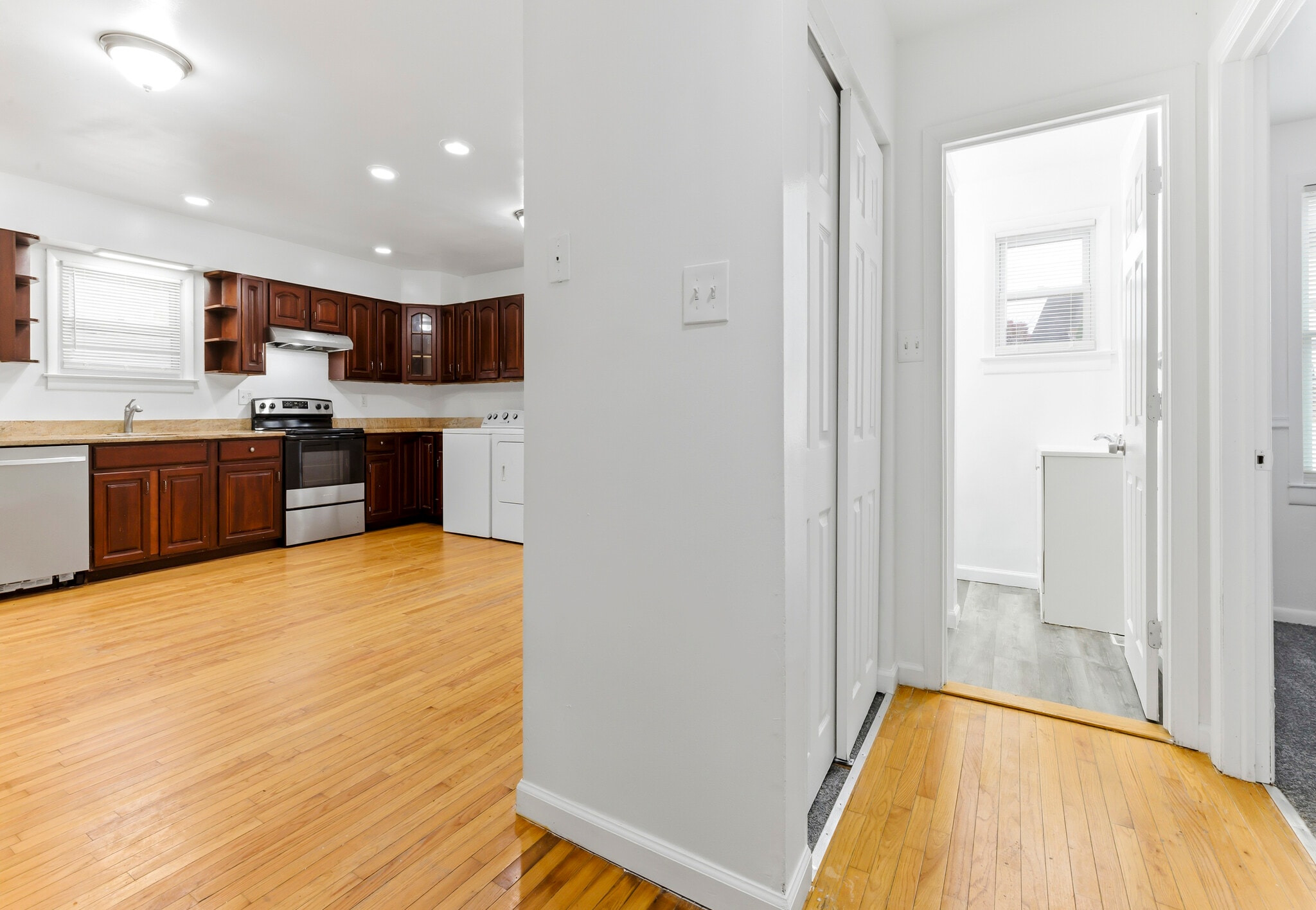 Building Photo - 107 River Rd Dr