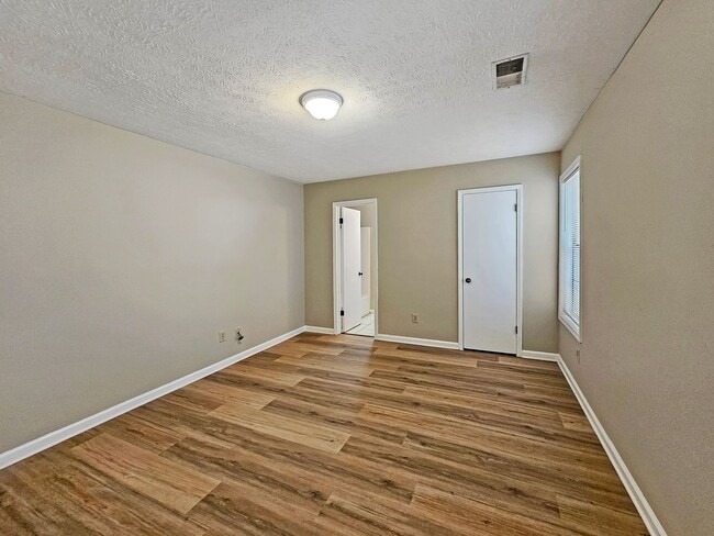 Building Photo - Recently Updated 2/2.5 Flat in Duplex Building