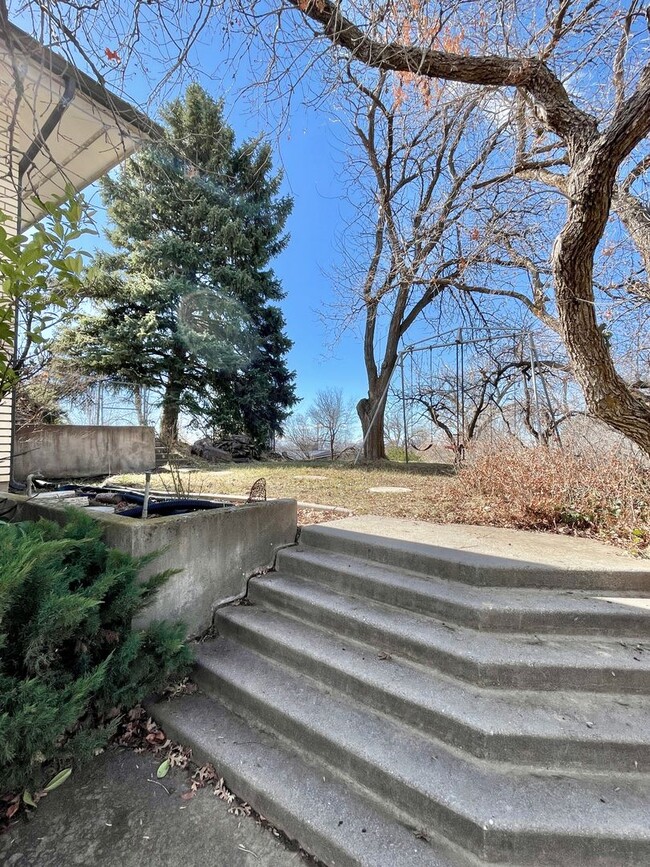 Building Photo - Spacious 5-Bedroom Home in Fruit Heights