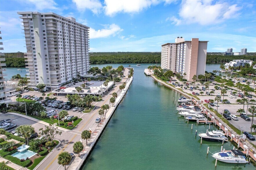 Building Photo - 300 Bayview Dr