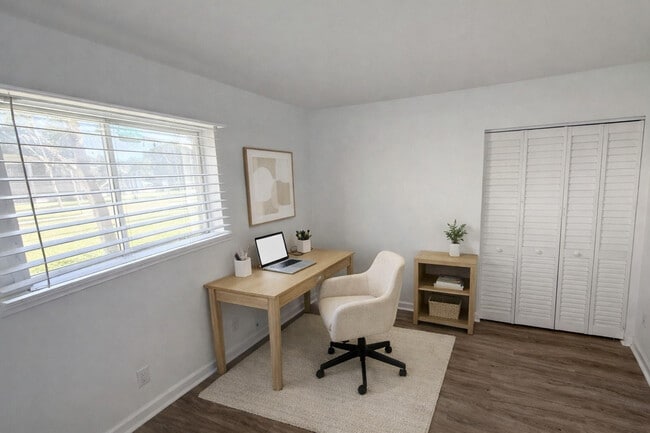 Building Photo - 902 E Tiffany Dr