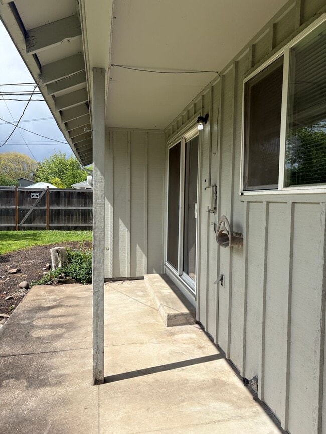 Building Photo - Updated 2BD/1BA Duplex in Cal Young Neighborhood