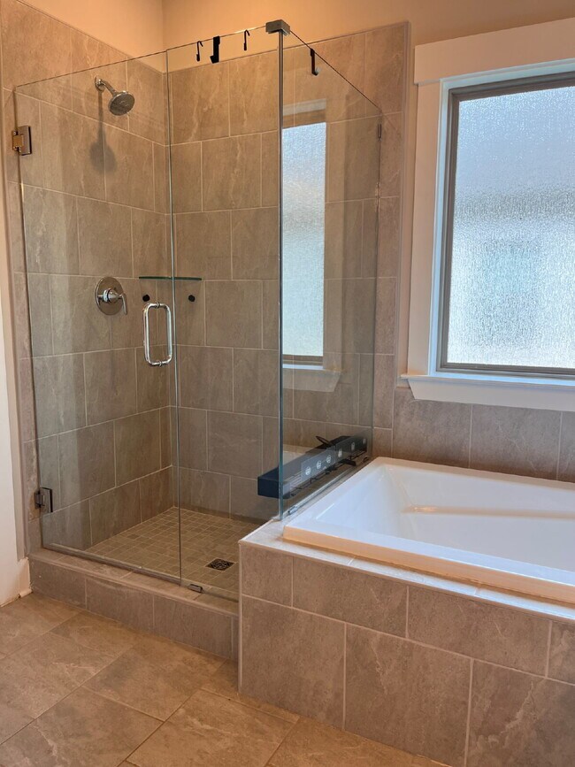 Building Photo - 14741 Greenleaf Dr