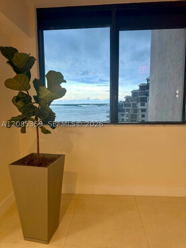 Building Photo - 540 Brickell Key Dr