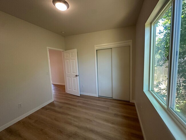 Building Photo - Beautiful, newly remodeled 2 bedroom 1 bat...