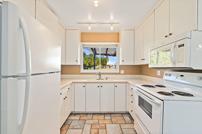 Building Photo - 77530 California Dr