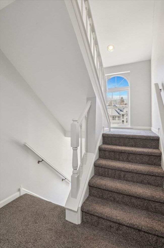 Building Photo - Available mid February - Fully Renovated 3B/2.5B Townhome in West Chester!