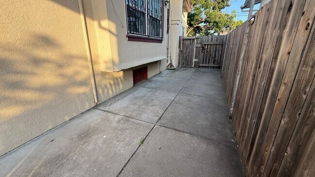 Building Photo - EPIC REA: Charming 2 Bed/ 1 Bath Home in O...