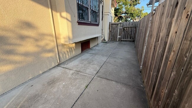 Building Photo - EPIC REA: Charming 2 Bed/ 1 Bath Home in Oakland’s Foothill Neighboorhood