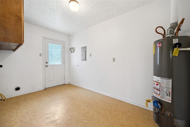 Building Photo - 1834 Clover Spring Dr