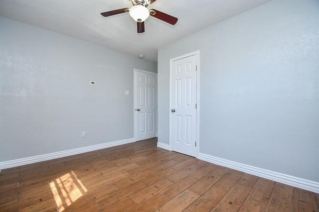 Building Photo - 455 Glenburnie Dr