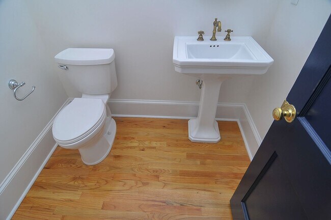 Building Photo - Beautiful 3 bedroom/2 bath house in highly desirable Shandon location! Available June 2026!