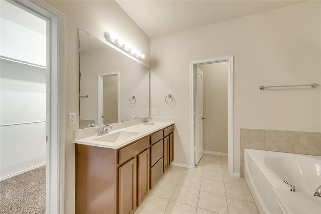 Building Photo - 4721 Lazy Oaks St