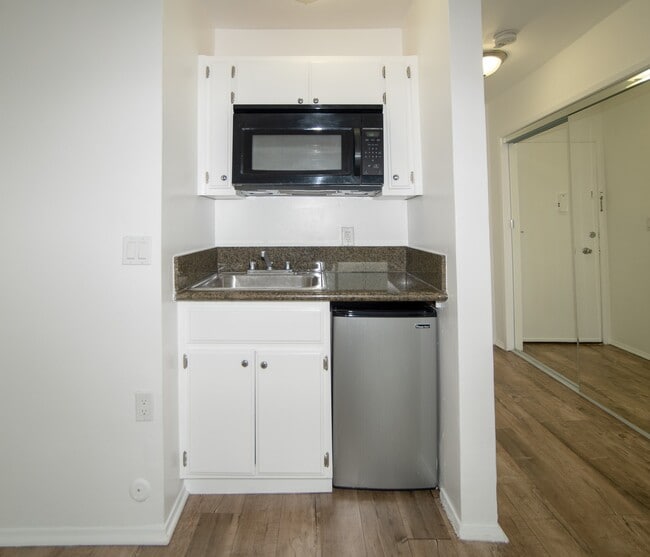 Building Photo - 932 South Westmoreland Avenue, Unit 308