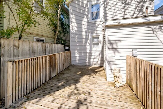 Building Photo - 610 Shepherd St