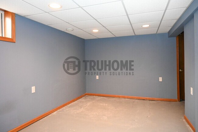 Building Photo - Large 3 Bedroom 2 Bath House w/Fenced in Yard and 2 Stall Garage Available Soon!