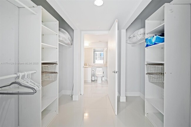 Building Photo - 1155 Brickell Bay Dr