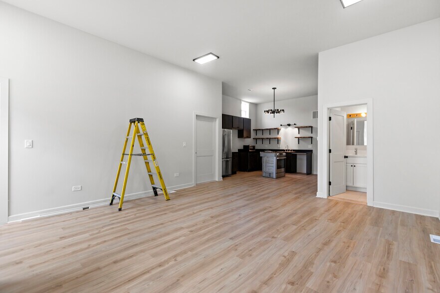 Building Photo - 3123 N California Ave