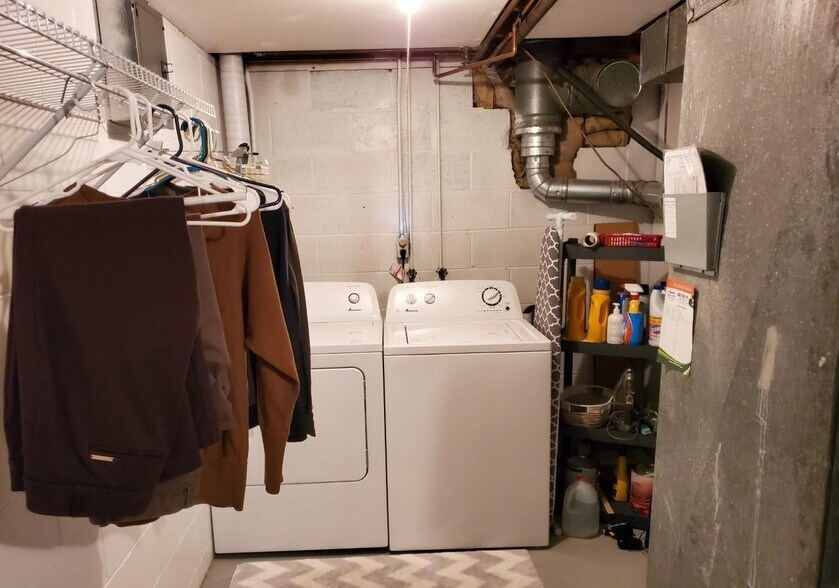 Building Photo - 1905 Thurston Ave