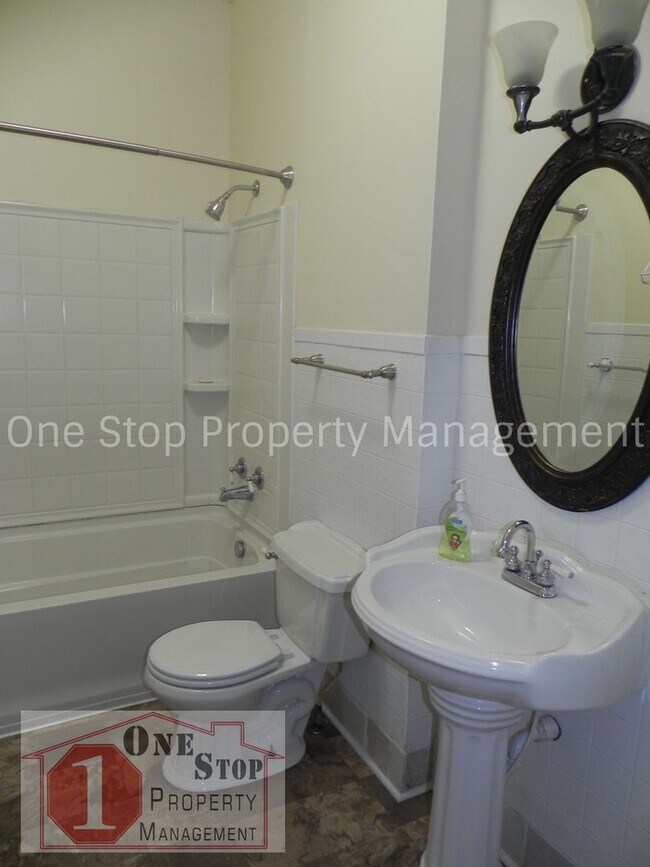 Building Photo - Adorable 3 Bedroom, 1 Bathroom in Independ...