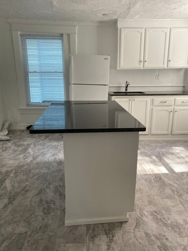 Building Photo - 2 Bedroom Duplex off of Rivermont Ave.