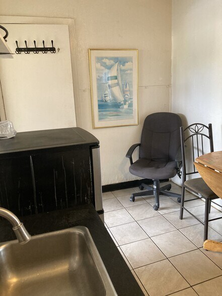 Building Photo - 2102 9th St W