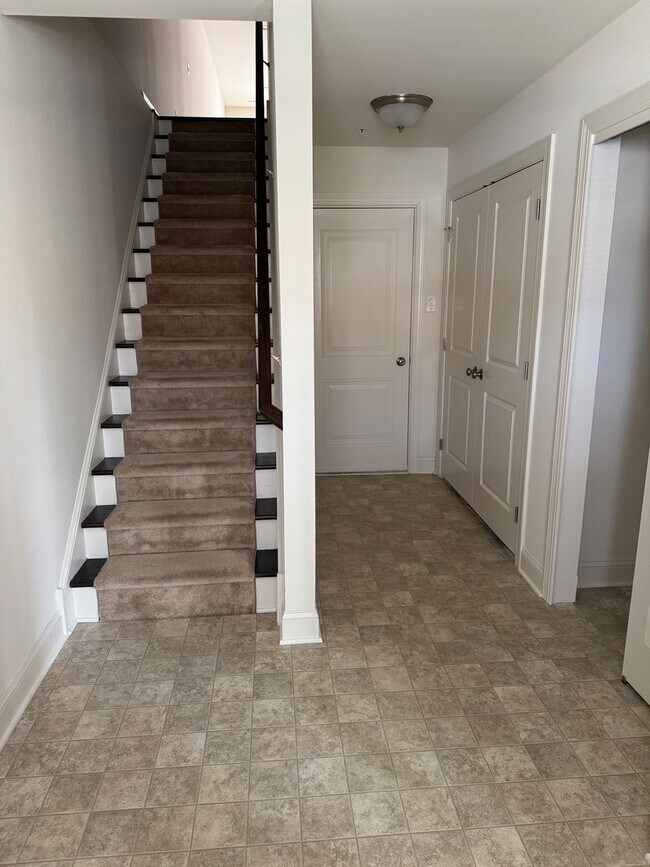 Building Photo - Beautiful Penn Square Townhome in Lansdale...